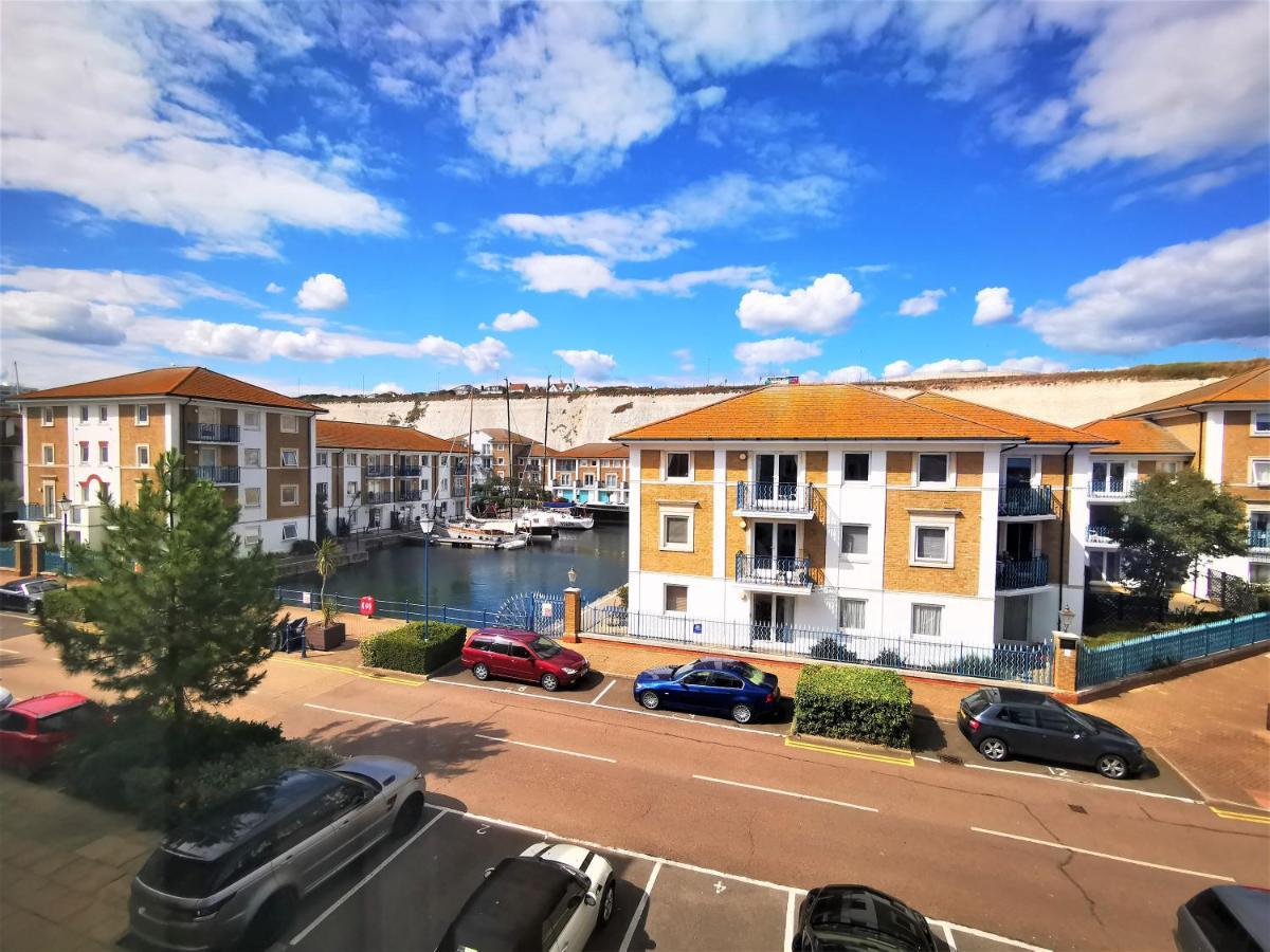 شقة Marina Living With Parking, Balcony, Quiet And Secure برايتون المظهر الخارجي الصورة
